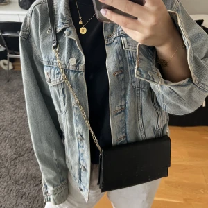 Väska - Snygg väska med massa fack! Lite märken som man kan se på sista bilden men ingenting man tänker på! 🔥