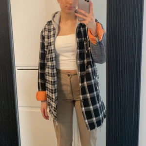 Burna boy jacka  - Jacka från Burna boy x Boohoo, kollektionen släpptes hösten 2020. Det är herrstorlek, men funkar som oversize jacka för mig. I gott skick.