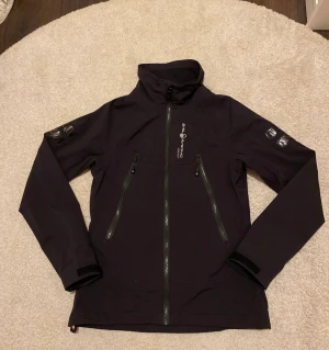 Sail racing Skaljacka i nyskick! - Damjacka från Sail Racing i storlek xs. Använd endast ett fåtal gånger så i nyskick!   Nypris 3500:-  Jackan är utrustad med fina fickor och välsydda detaljer och Goretex samt fleece inuti. Perfekt skaljacka för alla väder!