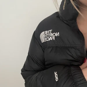 north face jacka - north face puffer säljs för 1000 kr storlek small s kan passa m, mycket bra skick