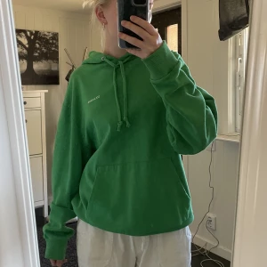 Grön hoodie - Oversized hoodie i väldigt bra skick💚 Säljs då den inte kommit till användning. Strl M men passar L också. Jag är ca 170 cm lång <3