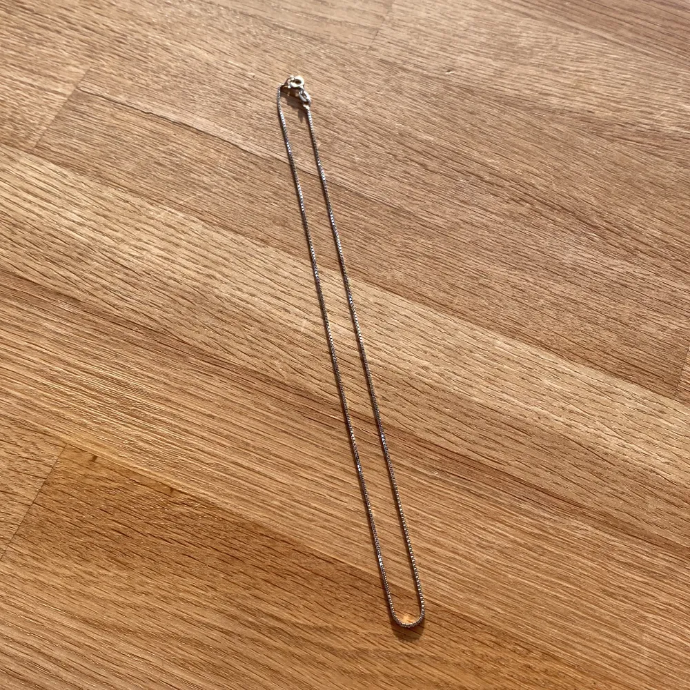 Fint oanvänt halsband av äkta silver (se bild 2). Är ett ganska kort halsband på ca 40 cm och säljes därför pga att det är för litet för mig. Inköpt på Ur och Penn.. Asusteet.