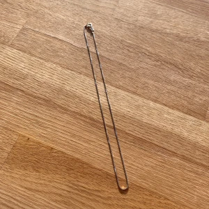 Halsband äkta silver (sterlingsilver 925) - Fint oanvänt halsband av äkta silver (se bild 2). Är ett ganska kort halsband på ca 40 cm och säljes därför pga att det är för litet för mig. Inköpt på Ur och Penn.