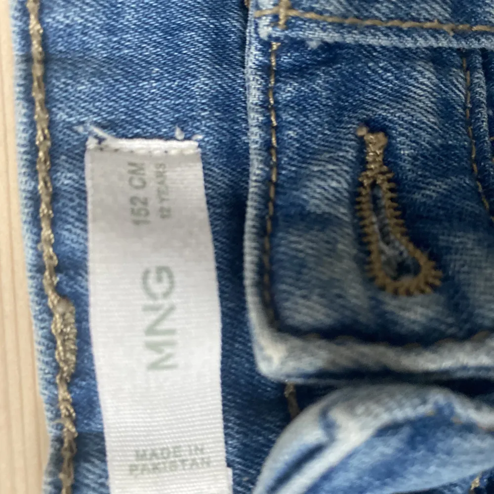 Säljer ett par blåa jeans för dem har blivit för små. Använt ett par gånger. . Jeans & Byxor.