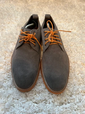 Helt nya oanvända Men skor storlek 45 - Aldo skor Grå tyg med orange sula och skosnören. Storlek 45 Osnvända 