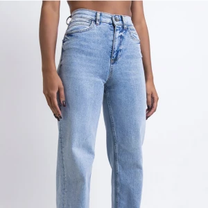Jeans från Madlady - Sjukt smickrande byxor som sitter perfekt vid rumpan! 38 tall. Använd 2-3 gånger. Nyskick. Nypris 649kr, säljer för 450kr. 
