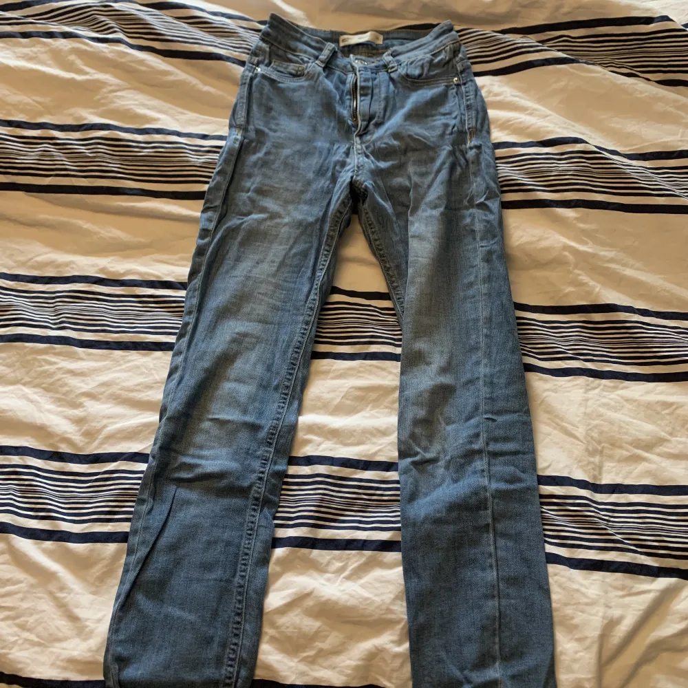 Säljer mina skinny jeans från Gina Tricot i modellen ”Molly”. Säljer pga att dom är för små för mig. Använda mycket men fortfarande i okej skick 💕. Jeans & Byxor.