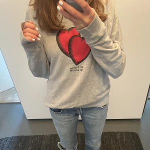 Zadig tröja  - Jättefin tröja ifrån Zadig! Perfekt nu till våren. Storlek L men skulle kanske mer säga S/M. 2 bilden är lånad  från hon jag köpte tröjan av. Hör av er vid frågor!💞