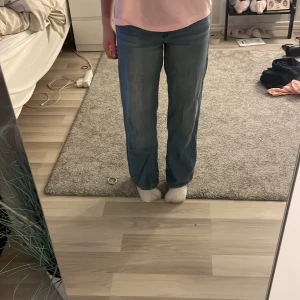 Wide jeans - Jag säljer dem här jeansen från Kappahl eller Lindex kommer inte ihåg🫣 Dem är inte använda så många gånger så dem är i ett väldigt bra skick. Byxorna är mid/High waist och är wide💕 Jag tar endast swish‼️