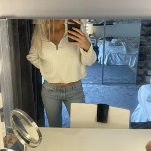 Zipup tröja - Snygg & basic tröja som passar till allt🤍liten i storleken