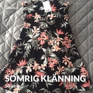 Somrig klänning - Klänning med blomtryck 🌸 Storlek 36/S Helt ny aldrig använd Prislapp kvar Pris kan diskuteras :)