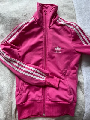 Adidas tröja  - Rosa adidas tröja med vita detaljer! Superfint skick! Köparen står för frakt💓💓