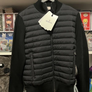 Moncler Cardigan Black Badge - Svart cardigan med svart märke. Helt oanvänd med tags Nypris 9450kr
