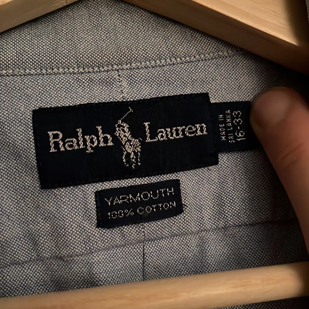 Blå skjorta från Ralph Lauren, storlek 16/33, vilket motsvarar typ storlek M. 16 tum är halsvidden och 33 tum är armlängden. Personen på bilden är 183 cm lång och väger ca 80 kg.. Skjortor.