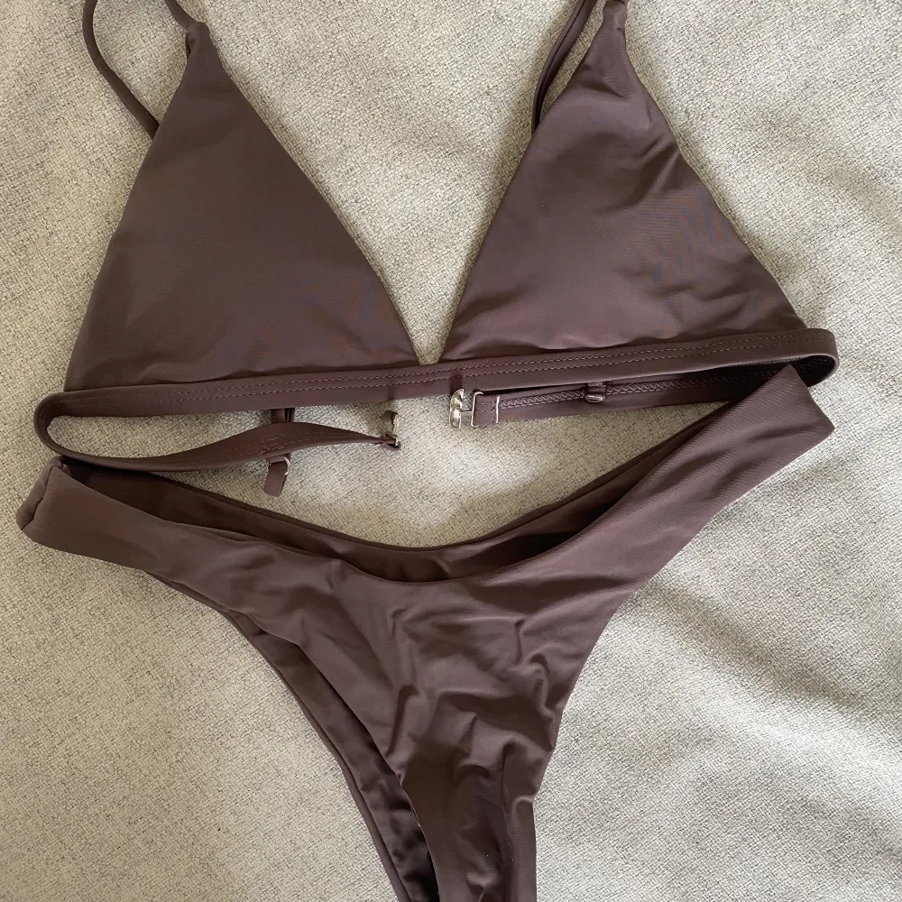  🍒 Brunt bikiniset från Shein även detta i nyskick. Inget att anmärka på. Har hygienlappen kvar. Storlek S.. Accessoarer.