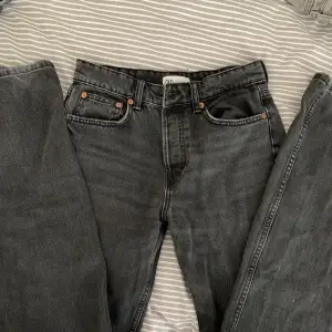 Fina midwaist jeans från zara! De har lite defekter längst nere på byxan så pris kan diskuteras!💕