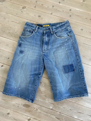 Jorts - Snygga jorts baggy och går till precis till knäna på mig som 167. Sitter i midjan, lite för tajt för mig som är W28