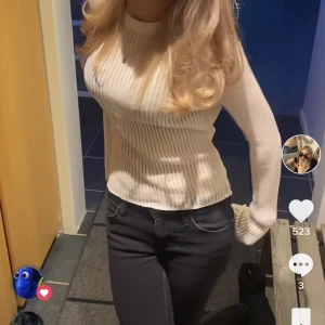 Genomskinlig tröja  - Säljer denna då den inte kommit till användning.den är lite blåare än på bilden men super fin