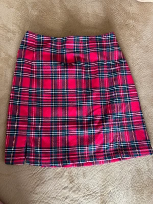 Brandy Melville kjol - Tartanmönstrad minikjol. Passar XS/S