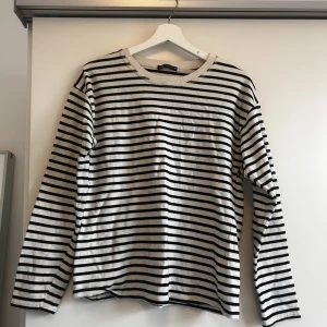 Randig långärmad tröja - Randig långärmad tröja från zara, storlek M🌼använd 1 gång💕