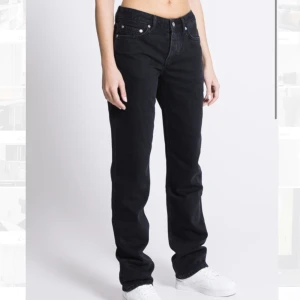 Lager 157 icon jeans - Säljer mina fina jeans från lager 157 i modellen icon som är lågmidjade.  Storlek S, aldrig använda bara testade. Säljes då dom är för långa för mig🩵
