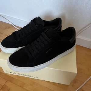 arigato skor - säljer mina arigato clean 90 i suede då jag knappt använder dom. dom är i bra skick men snörena är lite dammiga men det går att fixa ❤️ pris går att diskutera 