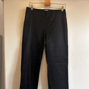 Kostymbyxor arket - Glansiga kostymbyxor från arket💛 storlek 38, fint skick