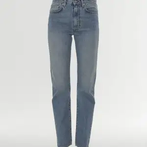 Säljer mina helt nya jeans från Toteme. Aldrig använda med prislapp. Stl 24/30. Pris kan diskuteras vid snabb affär.  Nypris:2100kr