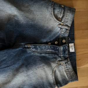 Baggy eytys benz jeans! Säljer för de kommer inte till användning längre. Skicket är bra men med lite slitage vid hälarna