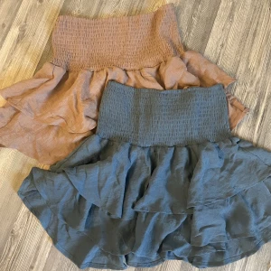 Kjolar  - Säljer två jätte söta volangkjolar från Shein, köpta förra året men aldrig använda. 70kr/st eller båda för 100kr💗