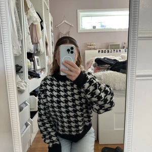 Stickad tröja i hundkexmönster  - En stickad tröja från H&M. Svart och vit hundkexmönster.