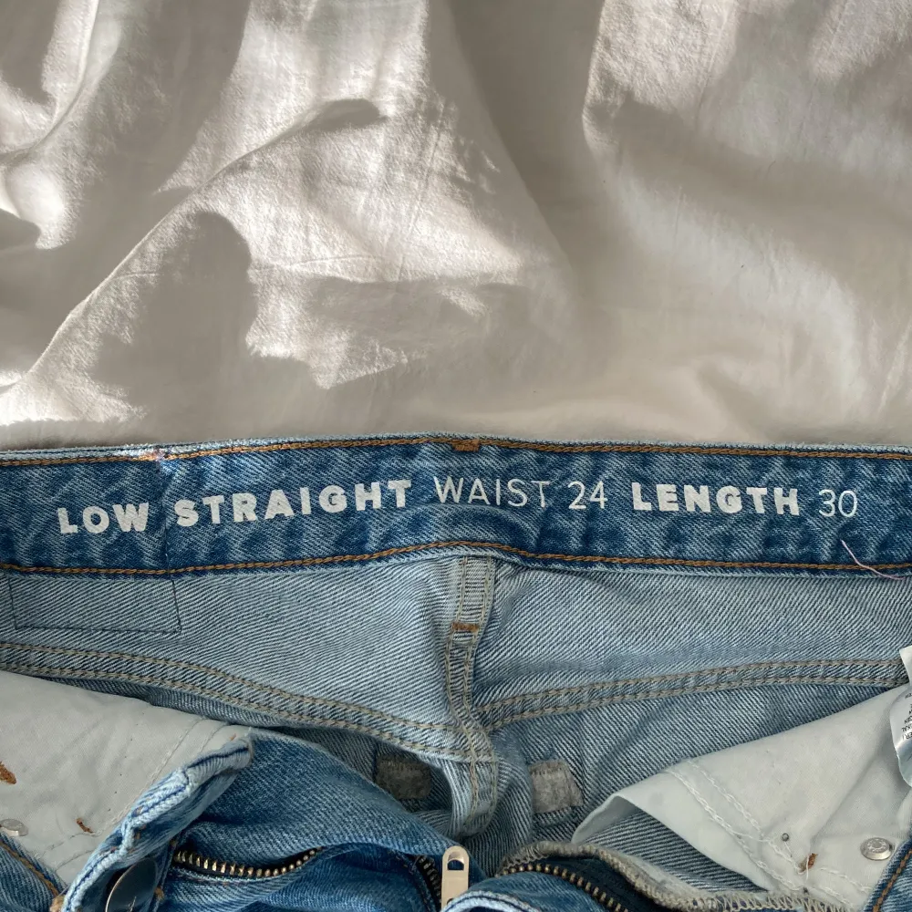 Jättefina raka lågmidjade blåa jeans från Carlings, som tyvärr blivit för små✨Dom är i nyskick då jag inte han andvända dom så mycket innan dom blev för små, jag är 1,61cm✨Nypris 599kr, priser går att diskuteras✨. Jeans & Byxor.