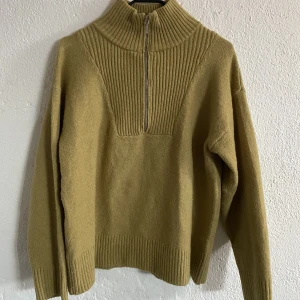 Stickad tröja - Jätte mjuk stickad med halv zip aldrig använd 