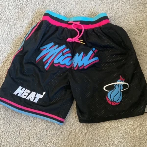 Miami heat shorts  - Perfekta sommarshorts! Inköpta för ca 1 år sen men kom aldrig till användning, det är därför jag säljer dom. Perfekt skick. Inköpta för 900.  