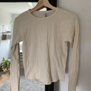 Långärmad tröja - Lite tajtare tröja som jag bara använt nån gång💕Jag vet inte riktigt vilken storlek det är en den sitter som en S-M👌 skriv för fler bilder!