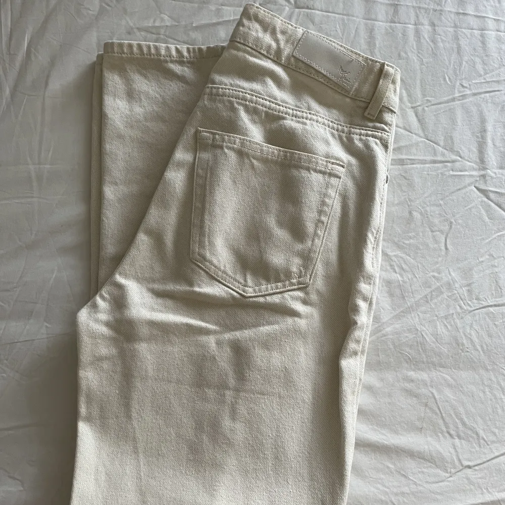 Superfina ljusa jeans från bikbok. Säljer då dom är lite för små för mig. Sparsamt använda. Skicka pm vid intresse💗. Jeans & Byxor.