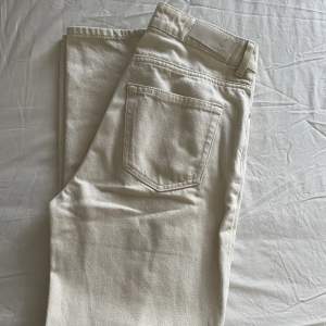 Superfina ljusa jeans från bikbok. Säljer då dom är lite för små för mig. Sparsamt använda. Skicka pm vid intresse💗