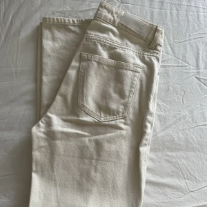 Bikbok jeans  - Superfina ljusa jeans från bikbok. Säljer då dom är lite för små för mig. Sparsamt använda. Skicka pm vid intresse💗