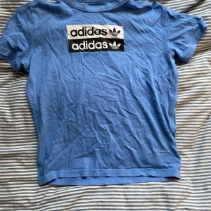 Adidas T-shirt - En adidas baby-tee i en fin ljusblå färg, knappt använd.