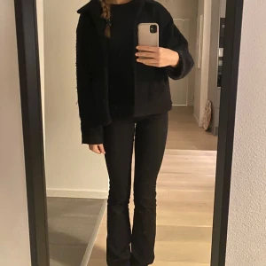 Monki kappa  - Svart Monki kappa fin till höst🤍 storlek xs, sparsamt använd 🤍 kontakta för intresserad! 