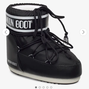 Moon boots - Tänkte sälja mina svarta låga moon boots till hösten, så tänkte göra en intressekoll!💗  Storlek 39/41.  Några små defekter på insidan av skorna.  Inköpta hösten 2021.  Inköpta för 1300 kr.  Om ni vill ha bilder på dom skicka i chatten  💗💗💗 