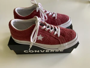 Converse i mocka - Säljer dessa jättesnygga Converse skor i mocka ✨Endast använda en gång, därför i nästan nytt skick!! 💕Inköpspris: 1400kr