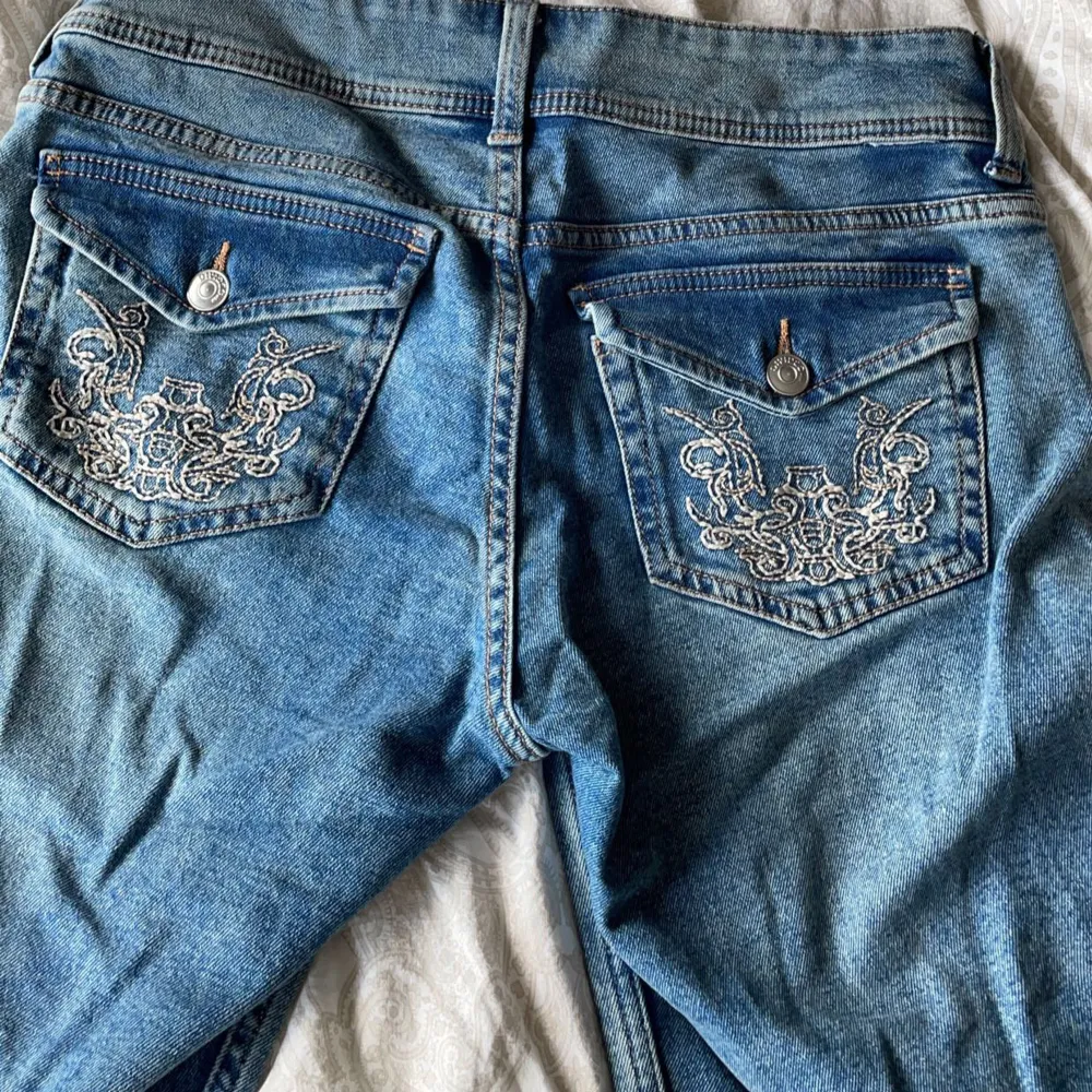 Säljer nu mina jeans från hm eftersom de inte kommer till användning💗pris går att diskuteras!. Jeans & Byxor.