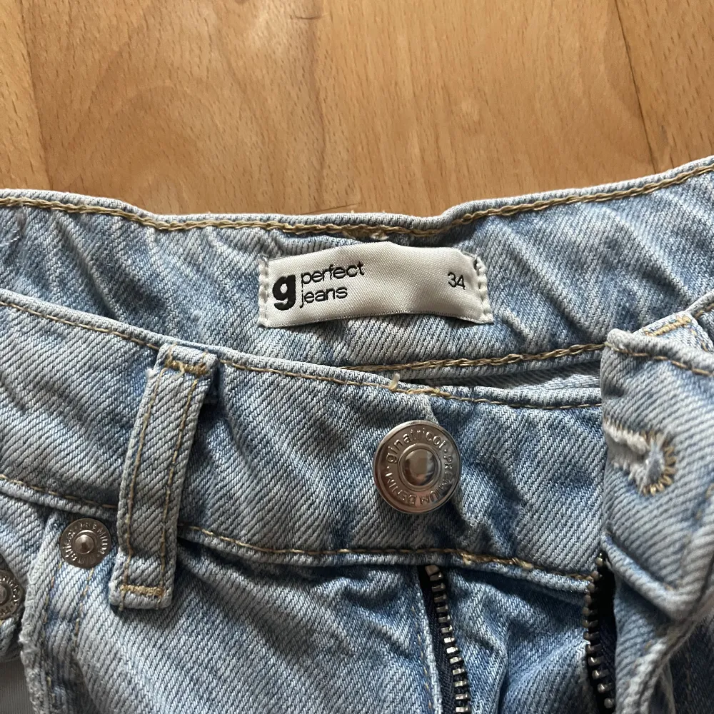 Dessa jeans har jag haft i ett tag o de har aldrig kommit till användning. Inga defekter. Jag är 171 lång och de sitter bra på mig!!!. Jeans & Byxor.