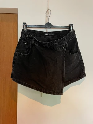 Skort  - Kjol/shorts från zara. Fint skick nästan ej använda. 