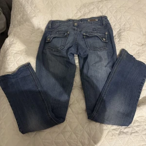 Link Denim Byxor - Dessa link denim byxor har jag använt ett fåtal gånger tills de inte har passat mer på mig! De är väldigt low waisted, lite slitna.. De är ganska små i storlek så passar nån som är ungefär 155 cm Utsvängda vid vaderna! Säljer direkt för 350 kr!