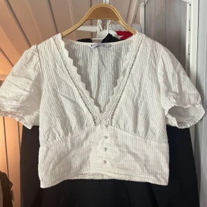 Spets topp - Säljer denna söta topp! Använd endast 1 gång. 