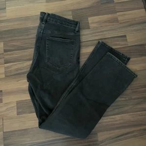 Svarta Bootcut jeans från h&m - Snygga h&m jeans med slit vid sidorna. Jeansen är i storlek 40 men själv använder jag 36, så dem ör små i storlekarna.Skriv för bilder på?