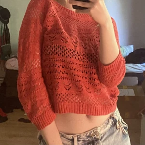 Genomskinlig tröja  - Väldigt omtyckt tröja men har aldrig på mig den, så säger nu farväl. Har fått den av familjevänner så jag vet inte var den är ifrån. Sitter likt en crop top och jag rekommenderar att ha en snygg topp under. Väldigt passande sommar vädret. 