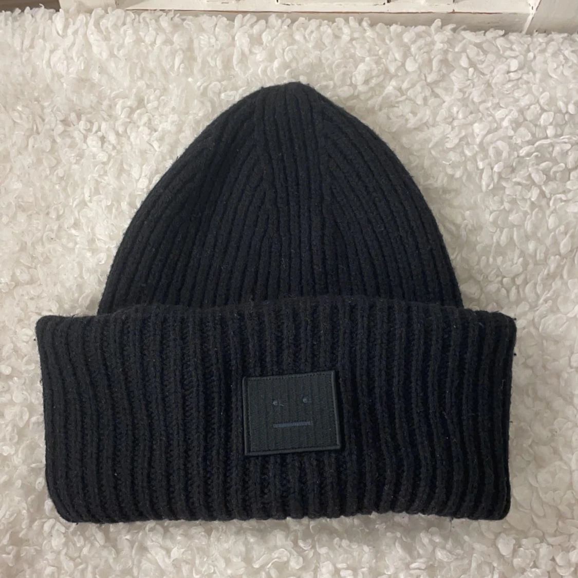 Svart acne mössa - 90